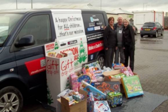 Jody and Tracy hand over gifts